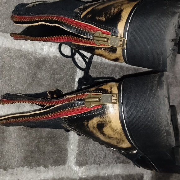 Stylish Black and Tan Women's Boots size 10. Steve Madden - Picture 8 of 8